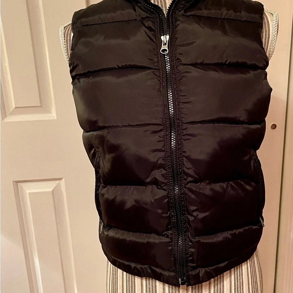 💕Gap kids Black puffer vest inside is blue. Size medium (8)